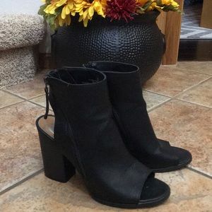 DV open toe bootie sz9